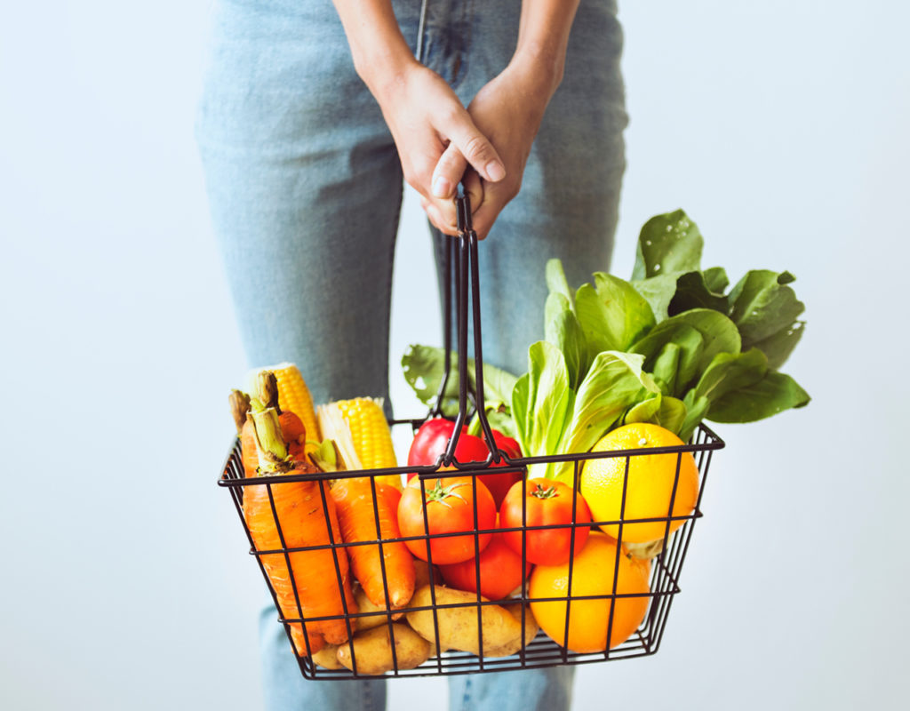 chica con cesto frutas y verduras