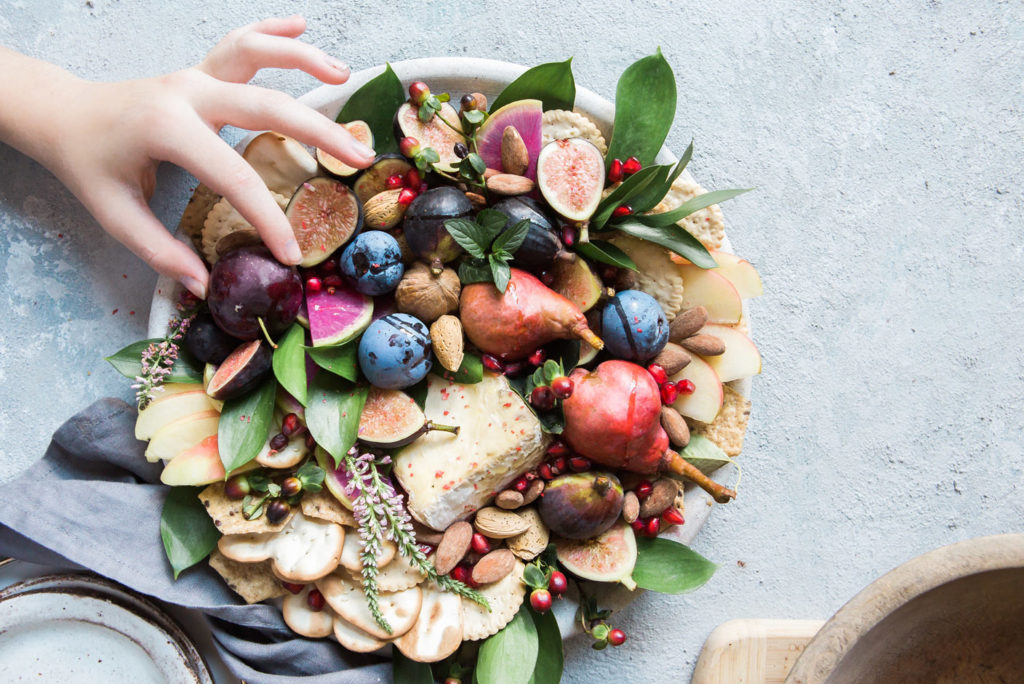 plato con frutas y verduras